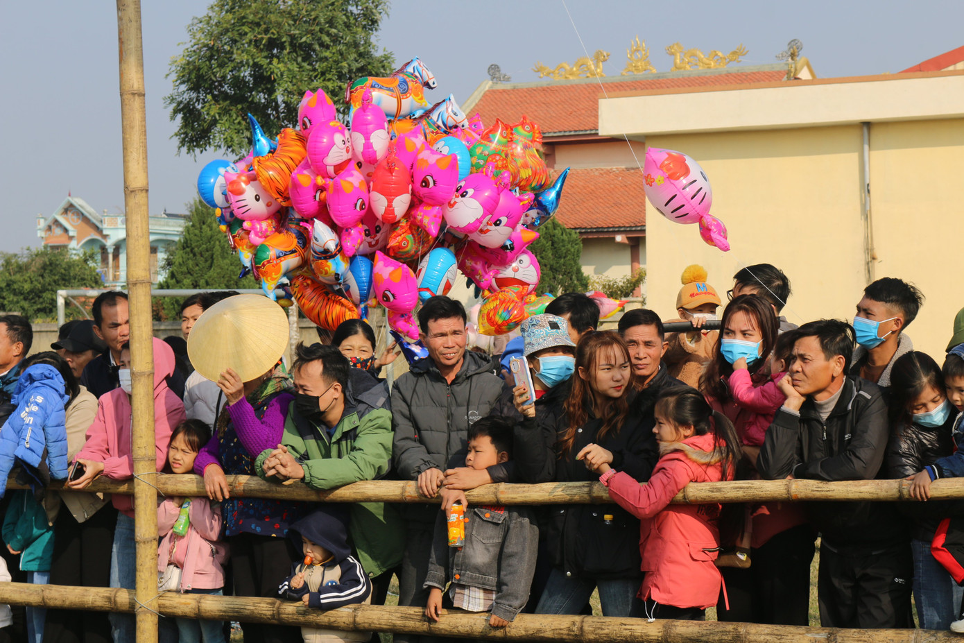 Sau 2 năm bị gián đoạn do ảnh hưởng của dịch COVID-19, dịp Tết Nguyên đán năm nay Hội vật truyền thống xã Hoằng Phong đã được tổ chức trở lại, tạo sân chơi sôi nổi, đáp ứng nhu cầu vui chơi của nhân dân trong xã và các xã lân cận của huyện Hoằng Hoá.