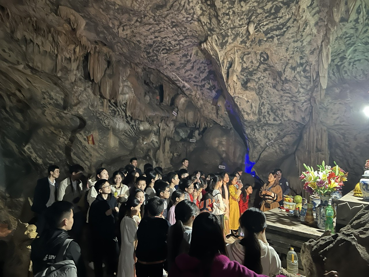 Trong hành trình trải nghiệm của mình, thầy cô, phụ huynh cùng học sinh được tham quan khu Động Tiên Sơn (thuộc Khu di tích lịch sử văn hoá Hàm Rồng, phường Hàm Rồng) được nghe những câu chuyện về thần núi và ngắm vẻ đẹp tự nhiên trong động.