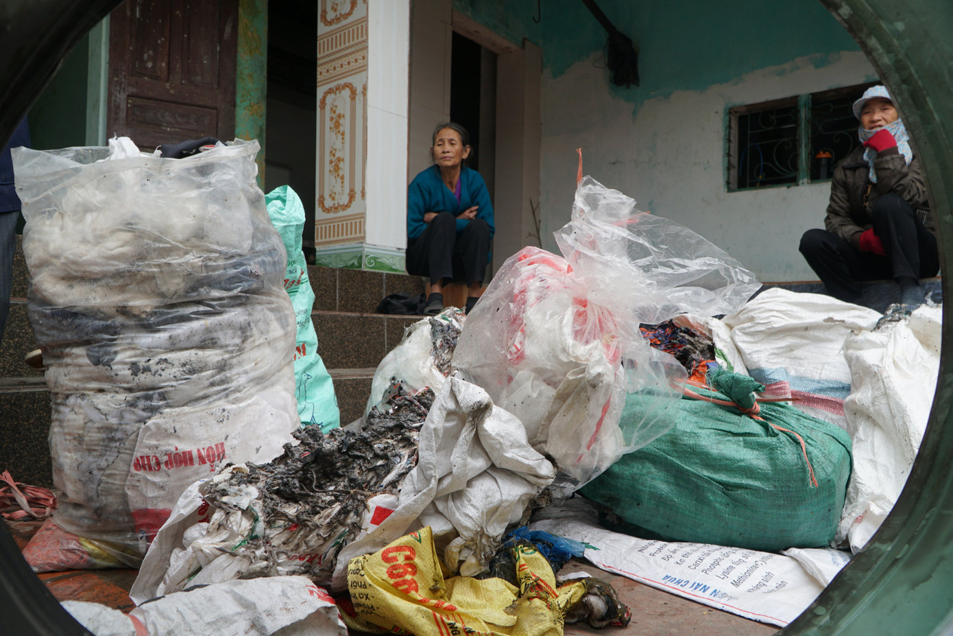 Hiện trường đồ đạc của gia đình anh Nam bị cháy