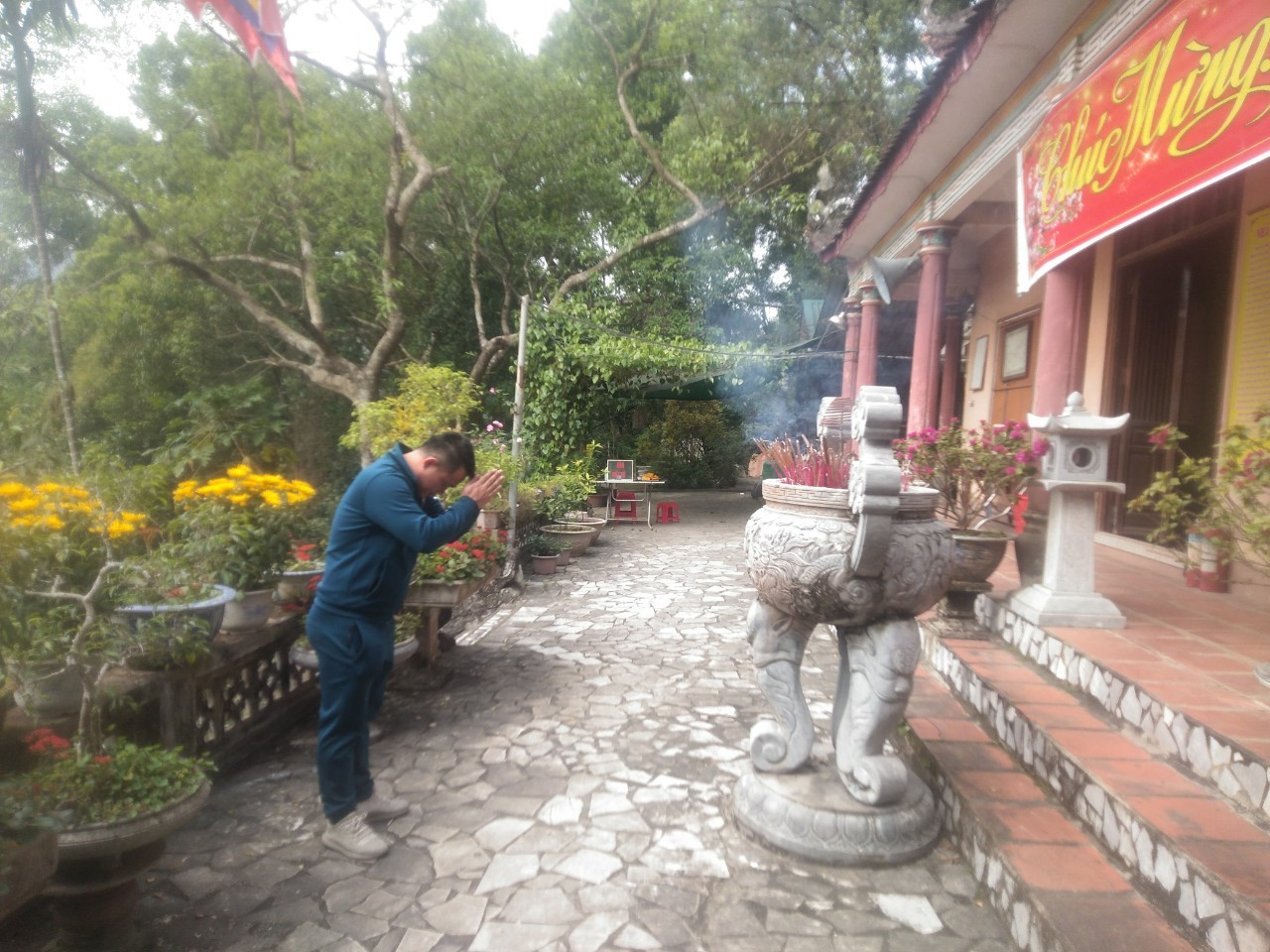 Cầu mong sức khoẻ, bình an, may mắn tại nhà dâng hương Sơn Thần thờ Đức Thánh Tản Viên Sơn Tinh tại khu du lịch Động Tiên Sơn.