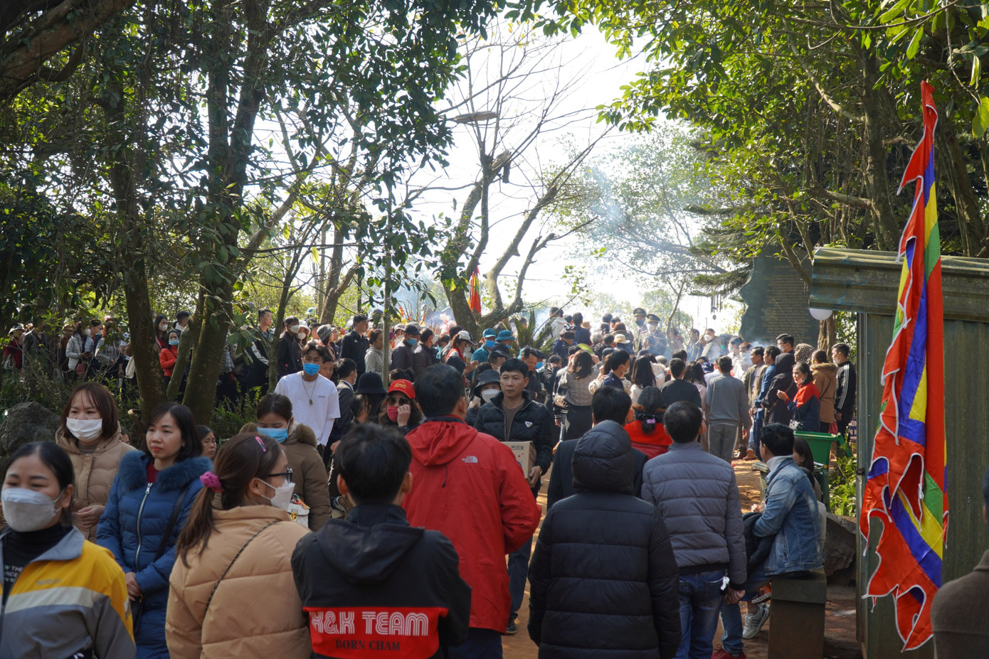 Nhân dân và du khách cầu mong mưa thuận gió hòa, sức khỏe, bình an và di chuyển quanh huyệt đạo trên đỉnh ngàn Nưa. Nhân dân và du khách cầu mong mưa thuận gió hòa, sức khỏe, bình an và di chuyển quanh huyệt đạo trên đỉnh ngàn Nưa.