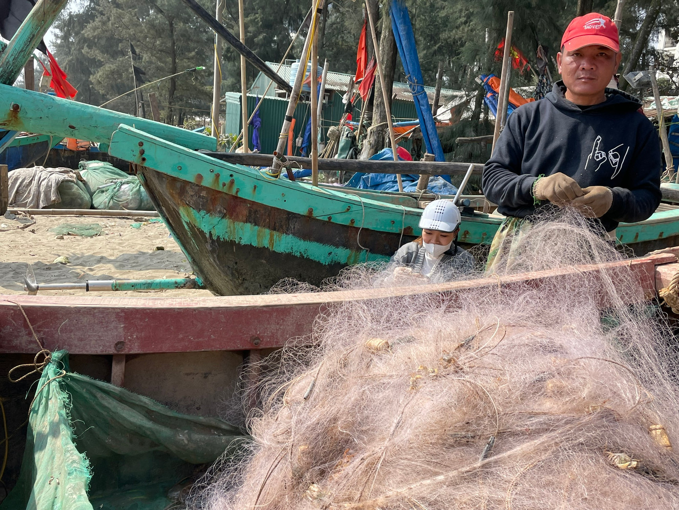 Sản phẩm các tàu thuyền khai thác vùng lộng trong sáng nay chủ yếu là tôm tít, cua biển, các loại cá nhỏ.