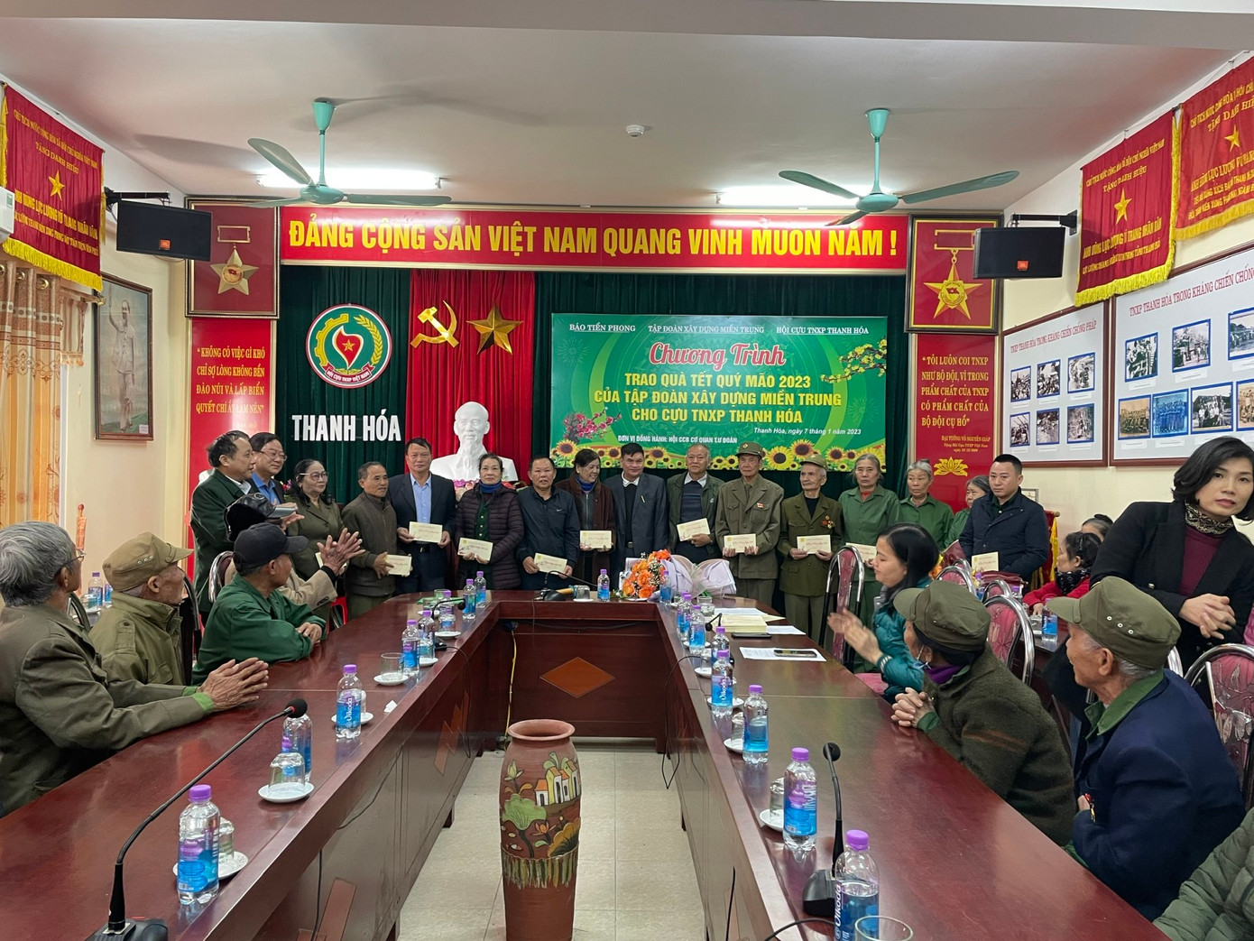 Nhà báo Lê Xuân Sơn, Tổng Biên tập Báo Tiền Phong và ông Nguyễn Thiết Giáp, Phó Tổng Giám đốc Tập đoàn xây dựng Miền Trung trao quà cho các cựu TNXP tại Thanh Hoá.