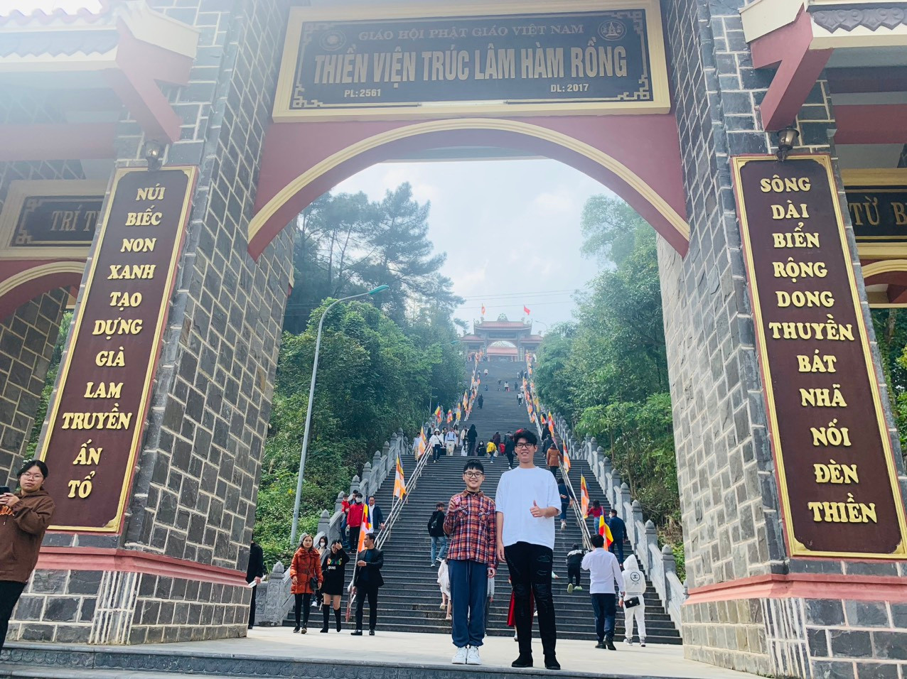 Trong hành trình ngày đầu năm của mình, nhiều gia đình đã lựa chọn đến Thiền viện Trúc Lâm Hàm Rồng (TP Thanh Hoá) để cầu mong một năm mới bình an.