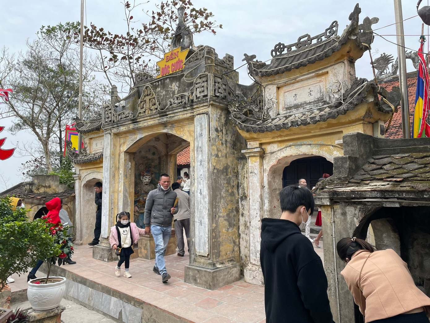 Đền Độc Cước còn lưu giữ 8 đạo sắc phong và được xếp hạng di tích cấp quốc gia từ năm 1962.