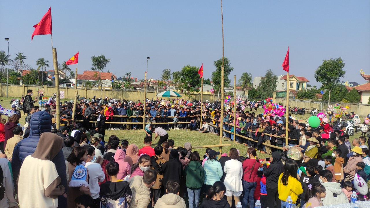 Hội vật truyền thống thu hút đông đảo nhân dân tham gia cổ vũ, ủng hộ.