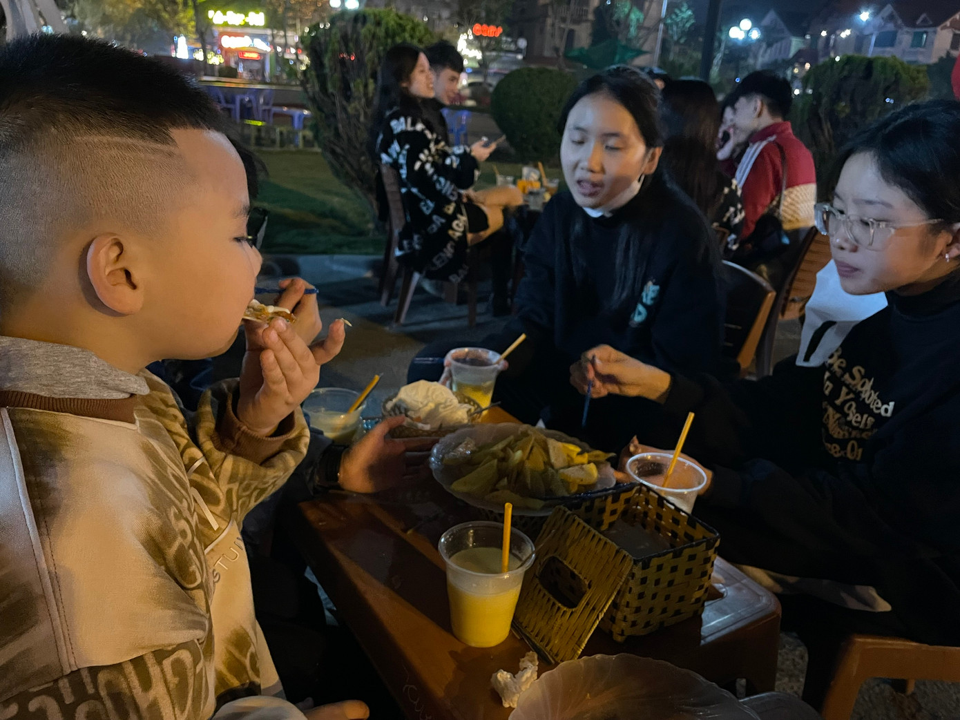 Nhiều gia đình lựa chọn cho con em tới Quảng Trường Lam Sơn (phường Điện Biên, TP Thanh Hoá) ăn quà vặt, vui chơi trong đêm giao thừa.