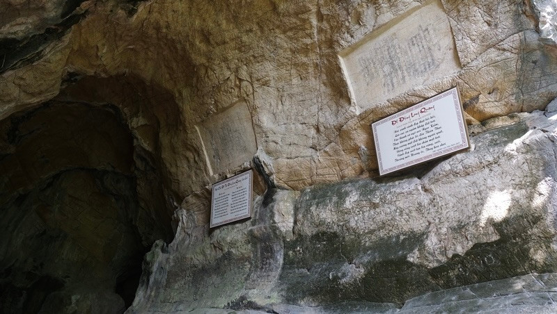 Hai bài thơ được khắc trên vách ở trong lòng Động Long Quang. Hai bài thơ được khắc trên vách ở trong lòng Động Long Quang.