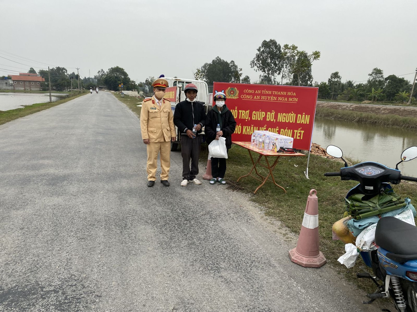 Chị Vi Thị Vấn, 34 tuổi, quê ở huyện Như Xuân (Thanh Hoá) cho biết: "Do gần Tết phương tiện đi lại đông đúc, không thuận lợi nên vợ chồng tôi chủ động đi xe máy từ Hà Nội về quê. Tuy chỉ hơn 150 km, nhưng trời lạnh, đường đông nên chúng tôi khá mệt. Khi đi qua địa bàn thị xã Bỉm Sơn, chúng tôi được các anh chị CSGT mời vào tặng nước uống và đồ ăn nhẹ. Chúng tôi rất xúc động và cảm thấy hành trình về quê đón Tết ấm áp và ý nghĩa hơn". Chị Vi Thị Vấn, 34 tuổi, quê ở huyện Như Xuân (Thanh Hoá) cho biết: "Do gần Tết phương tiện đi lại đông đúc, không thuận lợi nên vợ chồng tôi chủ động đi xe máy từ Hà Nội về quê. Tuy chỉ hơn 150 km, nhưng trời lạnh, đường đông nên chúng tôi khá mệt. Khi đi qua địa bàn thị xã Bỉm Sơn, chúng tôi được các anh chị CSGT mời vào tặng nước uống và đồ ăn nhẹ. Chúng tôi rất xúc động và cảm thấy hành trình về quê đón Tết ấm áp và ý nghĩa hơn".