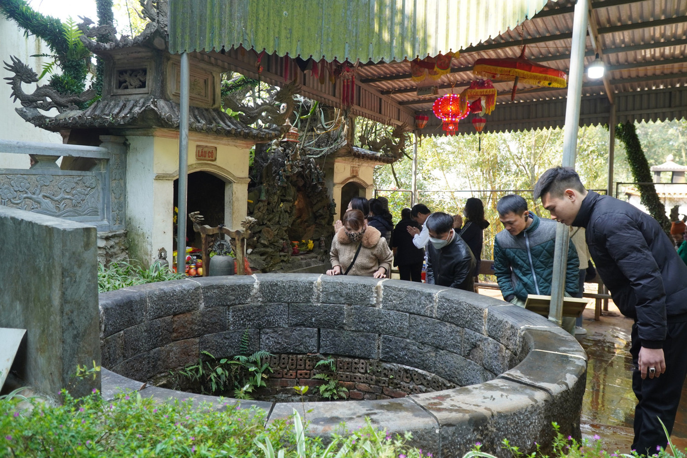 Nước ở giếng tiên tại di tích đền Nưa - Am Tiên trong mát quanh năm. Nước ở giếng tiên tại di tích đền Nưa - Am Tiên trong mát quanh năm.