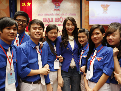 Hoa hậu Thu Thảo và các đại biểu. Ảnh: Hồng Vĩnh