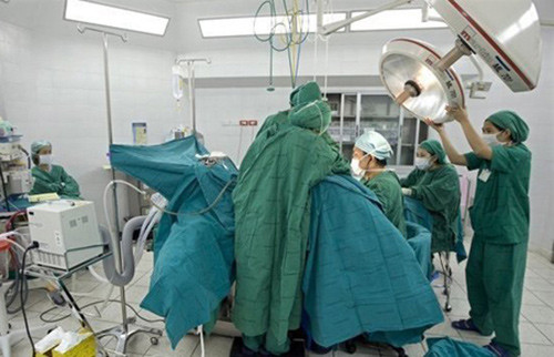 Trong quá trình phẫu thuật chuyển đổi giới tính, phần duy nhất của cơ quan sinh dục nam bị loại bỏ là tinh hoàn. Các bộ phận khác đều được biến đổi khéo léo nhằm tạo hình chúng thành bộ phận sinh dục nữ. Trong quá trình phẫu thuật chuyển đổi giới tính, phần duy nhất của cơ quan sinh dục nam bị loại bỏ là tinh hoàn. Các bộ phận khác đều được biến đổi khéo léo nhằm tạo hình chúng thành bộ phận sinh dục nữ