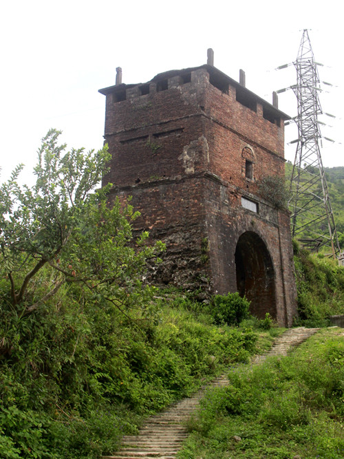 Công trình có lối kiến trúc như những thành quách khác như: thành xây theo lối vuông vức, cổng theo lối vòm. Phía trên có tầng riêng, có cửa sổ để hướng ra ngoài. Công trình có lối kiến trúc như những thành quách khác như: thành xây theo lối vuông vức, cổng theo lối vòm