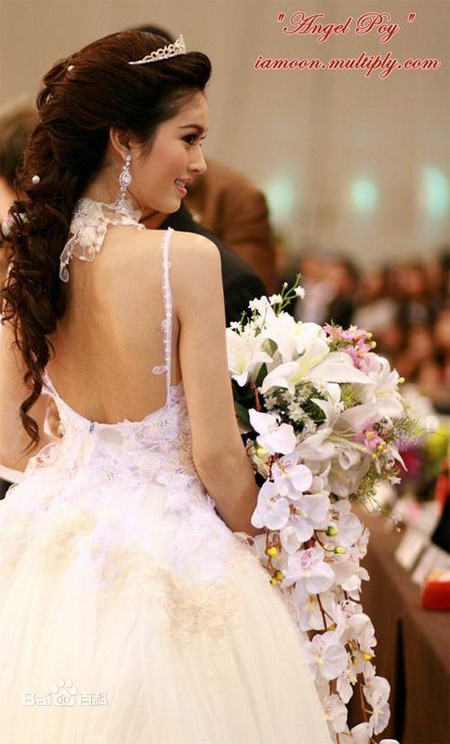 Nong Poy tên thật là Treechada Marnyaporn, sinh năm 1985. Từ nhỏ, Treechada khao khát trở thành một cô gái