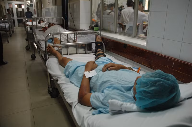 Theo Phó Giám đốc Bệnh viện Việt Đức Trinh Thanh Sơn, mỗi ngày bệnh viện mổ 30 ca, trong đó 80 % là tai nạn giao thông, 70% chấn thương sọ não. Có trường hợp như bệnh nhân Đoàn Quyết Thắng (26 tuổi, Thanh Thủy, Phú Thọ) bị lật xe gỗ khi lên dốc, khiến anh bị bóc hết phần bụng, vỡ ruột non đang điều trị tại Khoa Phẫu thuật nhiễm khuẩn