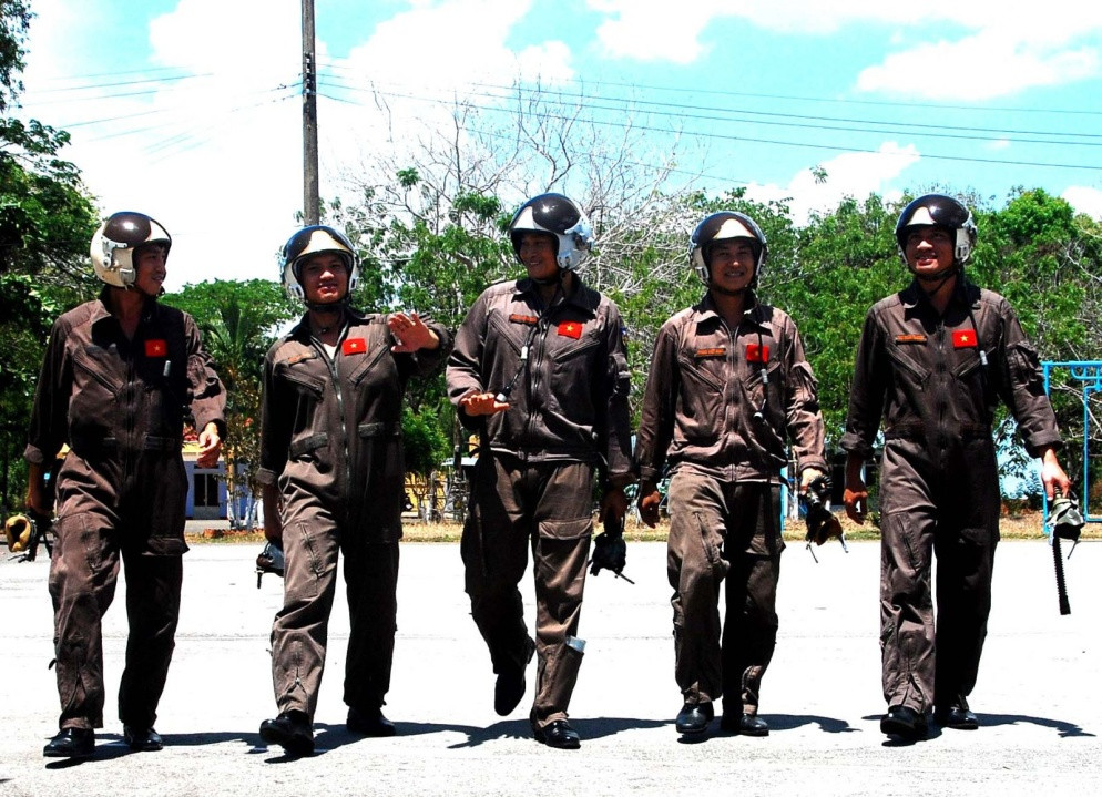 Phi công tiêm kích Việt Nam