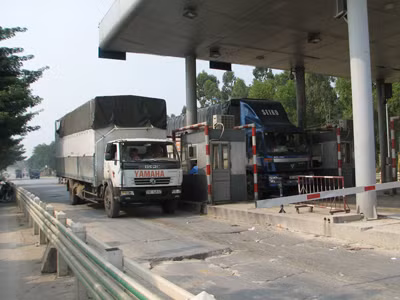 Vẫn thu phí tại Trạm thu phí Tào Xuyên tính đến sáng 1-10. Ảnh: H.L