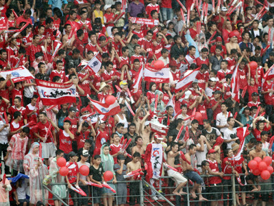 Đông đảo CĐV Hải Phòng đội mưa tới sân cổ vũ. Ảnh: vsi