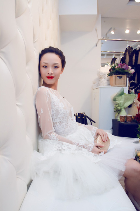 Cô sở hữu vẻ đẹp mong manh và dễ thương như một nàng công chúa