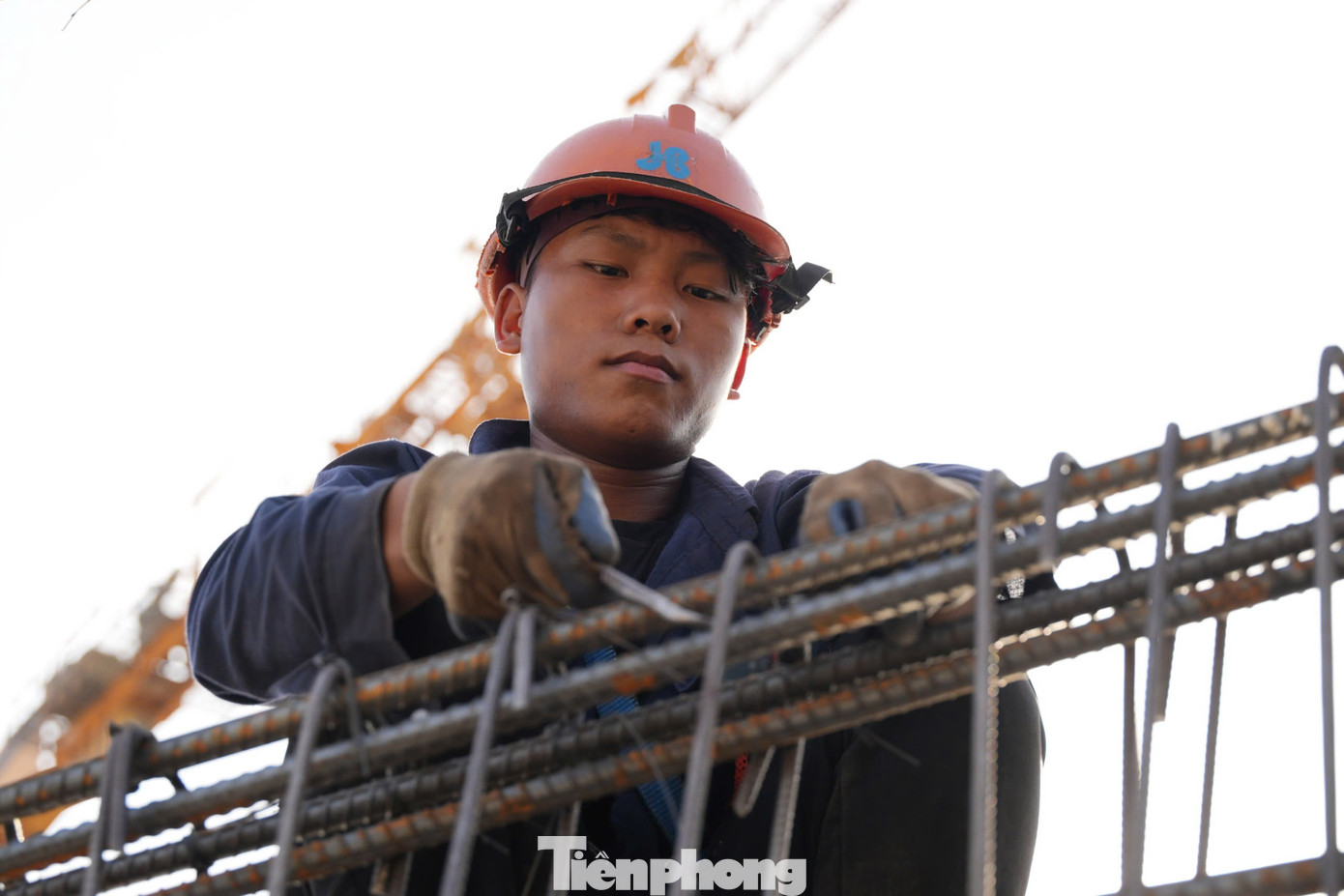 Công nhân miệt mài thi công trên công trường dự án bất chấp thời tiết Hải Phòng những ngày qua nắng nóng gay gắt.