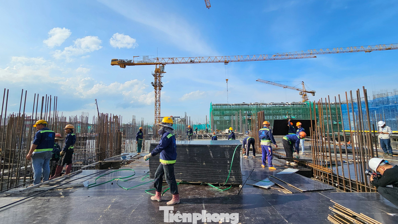 Theo ghi nhận của PV, dự án Khu nhà ở xã hội tại Tổng kho 3 Lạc Viên đang được chủ đầu tư thi công "thần tốc" so với kế hoạch. Mỗi ngày trên công trường có cả nghìn công nhân thi công ngày đêm với 3 ca/ngày.