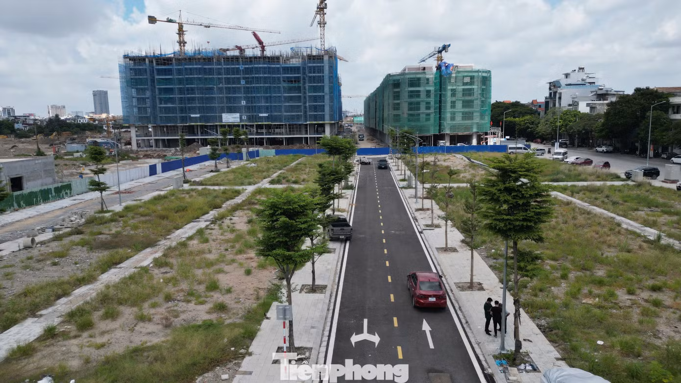 Theo lãnh đạo Sở Xây dựng TP Hải Phòng, dự án Khu nhà ở xã hội tại Tổng kho 3 Lạc Viên là dự án điểm nhấn quy mô khá lớn và có vị trí khá đẹp tại trung tâm thành phố. Đây là dự án nhà ở xã hội kết hợp cải tạo chung cư cũ, ưu tiên bán cho người dân sống ở chung cư cũ, chung cư xuống cấp trên địa bàn thành phố theo Nghị quyết số 04 ngày 12/4/2022 của HĐND TP và Đề án số 05 ngày 08/4/2022 của UBND TP. Theo lãnh đạo Sở Xây dựng TP Hải Phòng, dự án Khu nhà ở xã hội tại Tổng kho 3 Lạc Viên là dự án điểm nhấn quy mô khá lớn và có vị trí khá đẹp tại trung tâm thành phố. Đây là dự án nhà ở xã hội kết hợp cải tạo chung cư cũ, ưu tiên bán cho người dân sống ở chung cư cũ, chung cư xuống cấp trên địa bàn thành phố theo Nghị quyết số 04 ngày 12/4/2022 của HĐND TP và Đề án số 05 ngày 08/4/2022 của UBND TP.