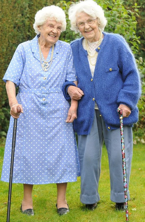 Cụ Ena và Lily ở tuổi 102.