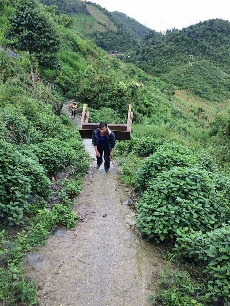 Cô giáo vùng cao gồng mình cõng bàn ghế cho học trò ảnh 1