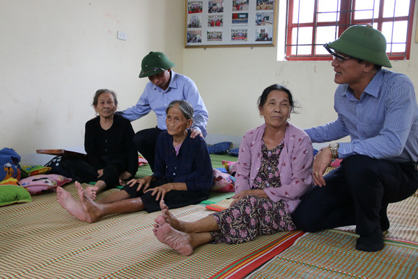 Thành phố Vinh mưa như trút nước trước bão ảnh 13