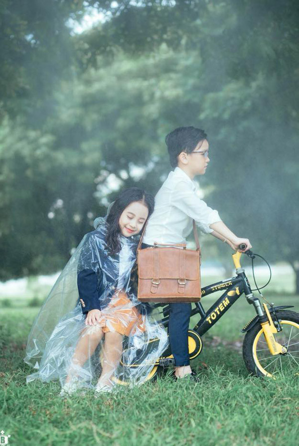 Dân mạng sốt sình sịch với bộ ảnh “Em gái mưa” phiên bản nhí ảnh 1