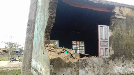 Sau bão, nữ giáo viên leo nóc nhà lợp ngói cho trường ảnh 3