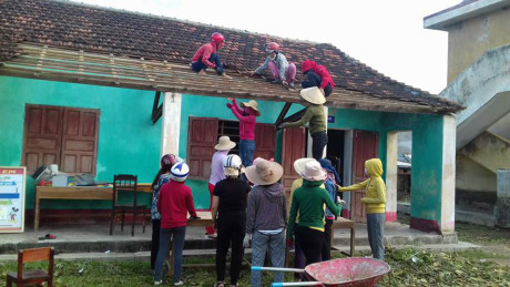 Sau bão, nữ giáo viên leo nóc nhà lợp ngói cho trường ảnh 4