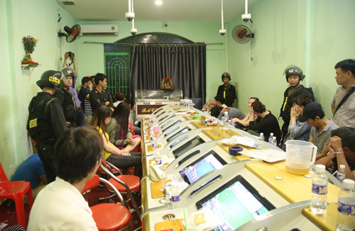 Cảnh sát bao vây khu máy đánh bạc ở Sài Gòn ảnh 1