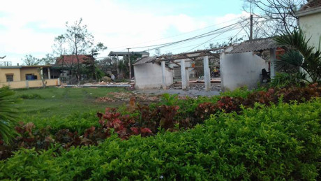 Sau bão, nữ giáo viên leo nóc nhà lợp ngói cho trường ảnh 2