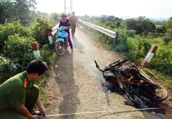 Hất gỗ lậu xuống đường, đốt xe phi tang khi gặp kiểm lâm ảnh 1