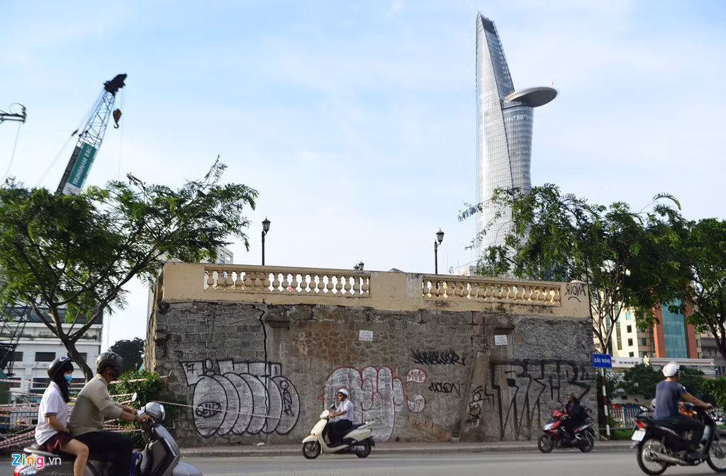 'Cầu tình yêu' 125 tuổi với kiến trúc Pháp ở Sài Gòn chi chít vết nứt lớn ảnh 1