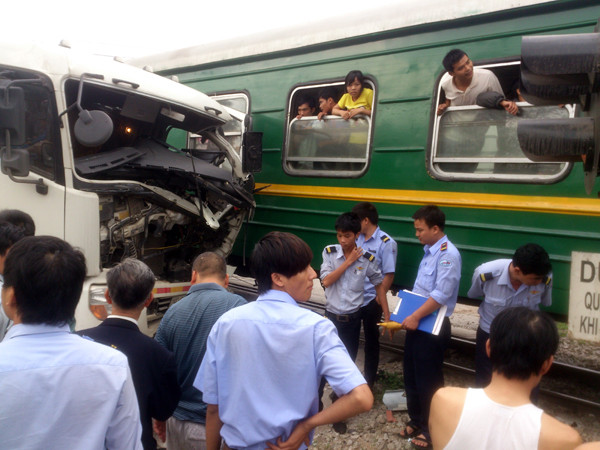 Vụ tai nạn khiến quốc lộ 1A cũ đoạn qua khu vực thôn Văn Giáp, xã Vân Đình, Thường Tín, Hà Nội bị ùn tắc nghiêm trọng. Ảnh: Tuấn Nguyễn