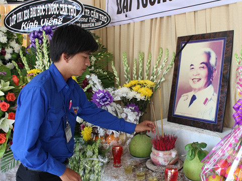 Hằng ngày, Lê Dương An túc trực bên bàn thờ Đại tướng từ 5 giờ đến 21 giờ. Hằng ngày, Lê Dương An túc trực bên bàn thờ Đại tướng từ 5 giờ đến 21 giờ