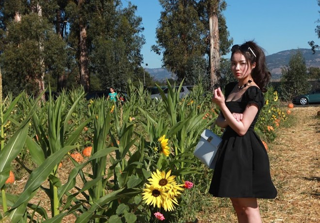 Kể từ khi quyết tâm theo đuổi con đường ca hát, Thuỷ Top mong muốn định hình phong cách âm nhạc của mình một cách chỉn chu, hoàn hảo nhất để mang đến những thông điệp ý nghĩa về tuyên ngôn của một cô gái trẻ cũng như về cuộc sống Bài viết: http://news.zing.vn/Thuy-Top-mat-moc-di-choi-California-post370716.html#home_cate.tinmoi Nguồn Zing News 