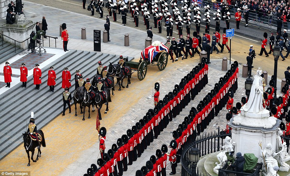 Trước nhà thờ St.Paul