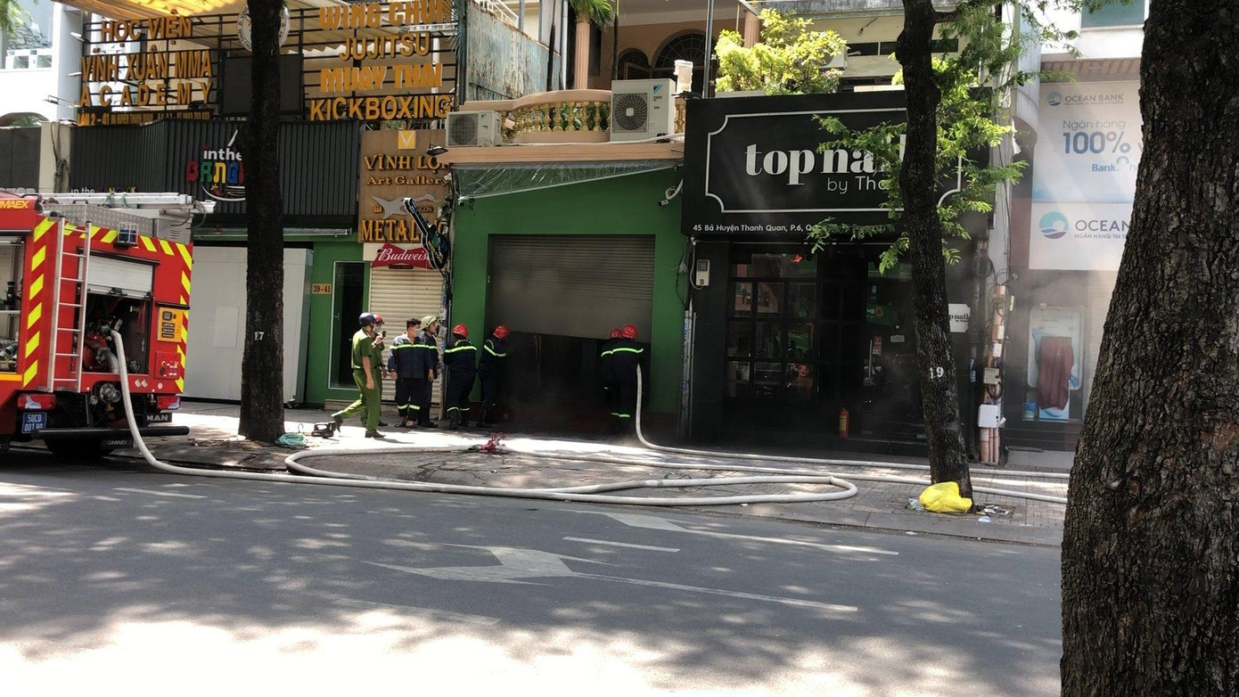 Lực lượng chức năng phá cửa cuốn để tiếp cận đám cháy. Lực lượng chức năng phá cửa cuốn để tiếp cận đám cháy.