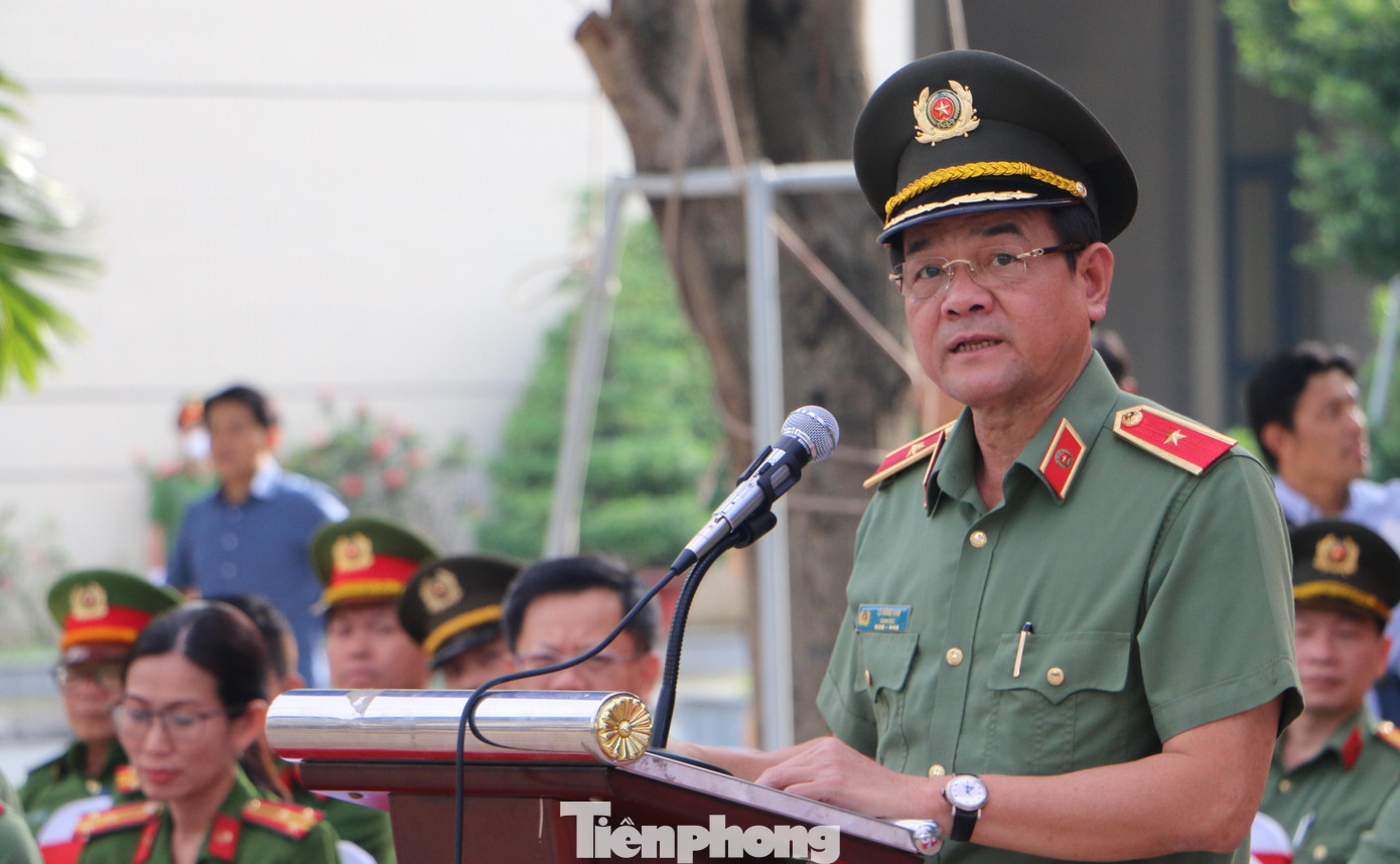 Thiếu tướng Lê Hồng Nam phát biểu tại buổi lễ.