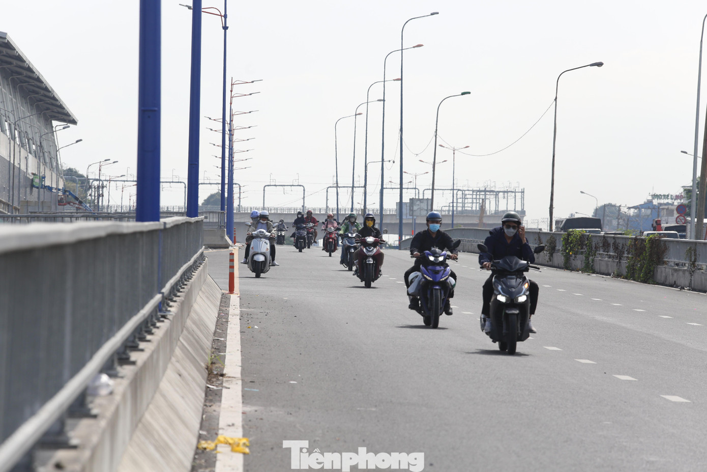 Các cọc tiêu phản quang để cảnh báo trên mặt đường, cạnh đoạn hầm hở đã được lắp đặt.