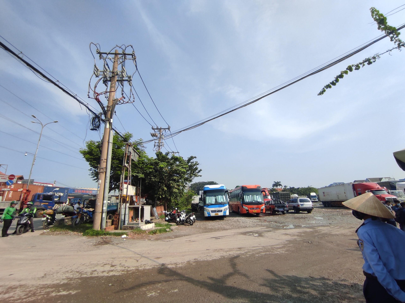 Lối ra vào "Bãi đỗ xe 39". Lối ra vào "Bãi đỗ xe 39".