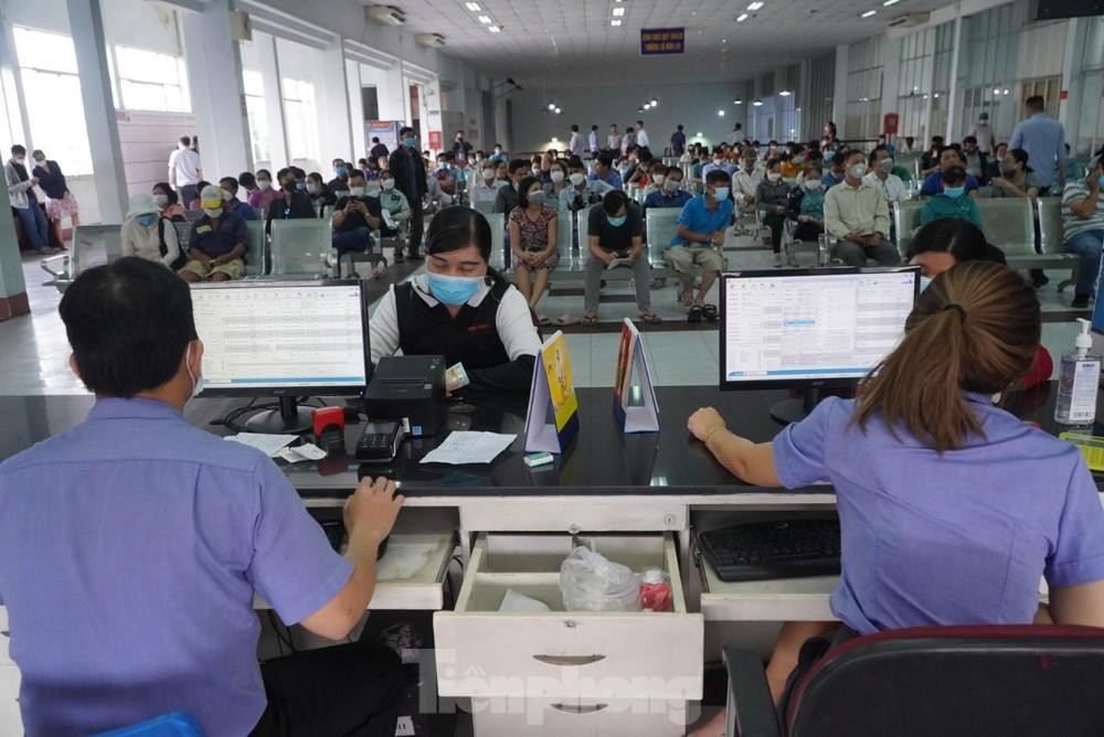 Hành khách mua vé tàu tết tại ga Sài Gòn. Hành khách mua vé tàu tết tại ga Sài Gòn.