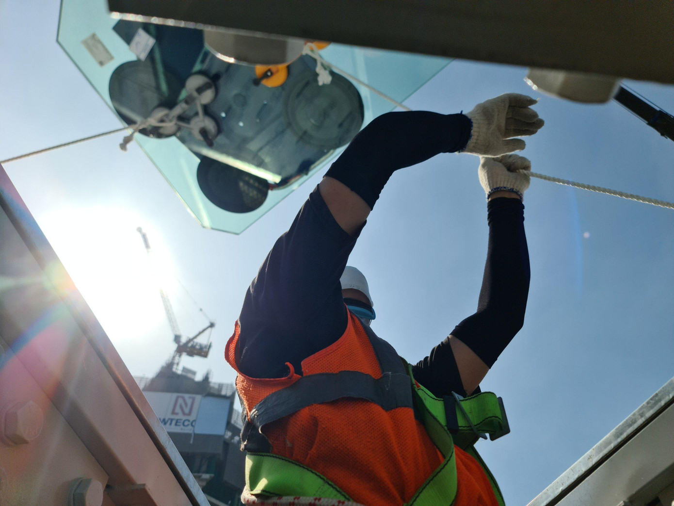 Phần kính tường của giếng trời lấy ánh sáng được sử dụng một loại film đặc biệt được nhập khẩu từ Nhật và được ép vào giữa 2 tấm kính để tạo khả năng cách nhiệt cho kính, điều này giúp cho tuổi thọ của kính lâu hơn, không cần phải thay film trong quá trình sử dụng khác với việc dán film cách nhiệt như các công trình phổ biến khác.