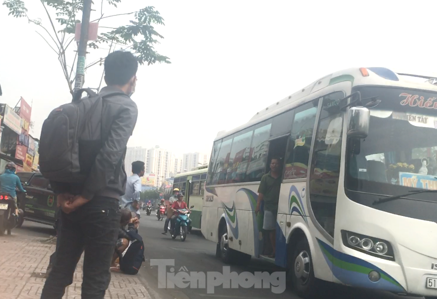 Theo Sở GTVT TPHCM, từ ngày di dời giai đoạn 2 các tuyến từ bến xe Miền Đông (quận Bình Thạnh) về bến xe Miền Đông mới (TP Thủ Đức), tình trạng đón trả khách sai quy định có chiều hướng gia tăng.