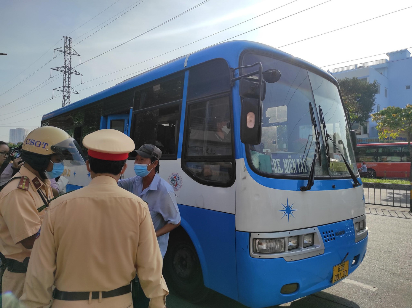 Chủ tịch UBND TPHCM yêu cầu các Sở, ngành, đơn vị và các địa phương tăng cường bảo đảm trật tự hoạt động vận tải hành khách và vận tải hàng hóa bằng xe ô tô trên địa bàn thành phố. (Ảnh minh họa: Hữu Huy)