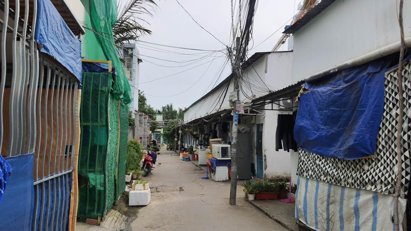 Lối vào căn phòng trọ nơi bảo mẫu Nguyễn Ngọc Phượng bạo hành dẫn đến cái chết của bé H. Ảnh: Hoàng Thuận Lối vào căn phòng trọ nơi bảo mẫu Nguyễn Ngọc Phượng bạo hành dẫn đến cái chết của bé H. Ảnh: Hoàng Thuận