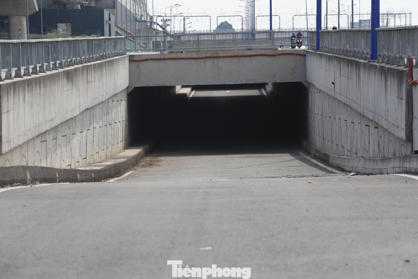 Hầm chui trước bến xe Miền Đông mới nằm trong dự án xây dựng cầu vượt, hầm chui trên Xa lộ Hà Nội với tổng vốn đầu tư 437 tỷ đồng. Dự án được thực hiện từ năm 2018, riêng hạng mục hầm chui được khởi công vào tháng 3/2020, thuộc gói thầu XL3 (xây lắp đường chui nhánh phải) với tổng vốn là 75 tỷ đồng.